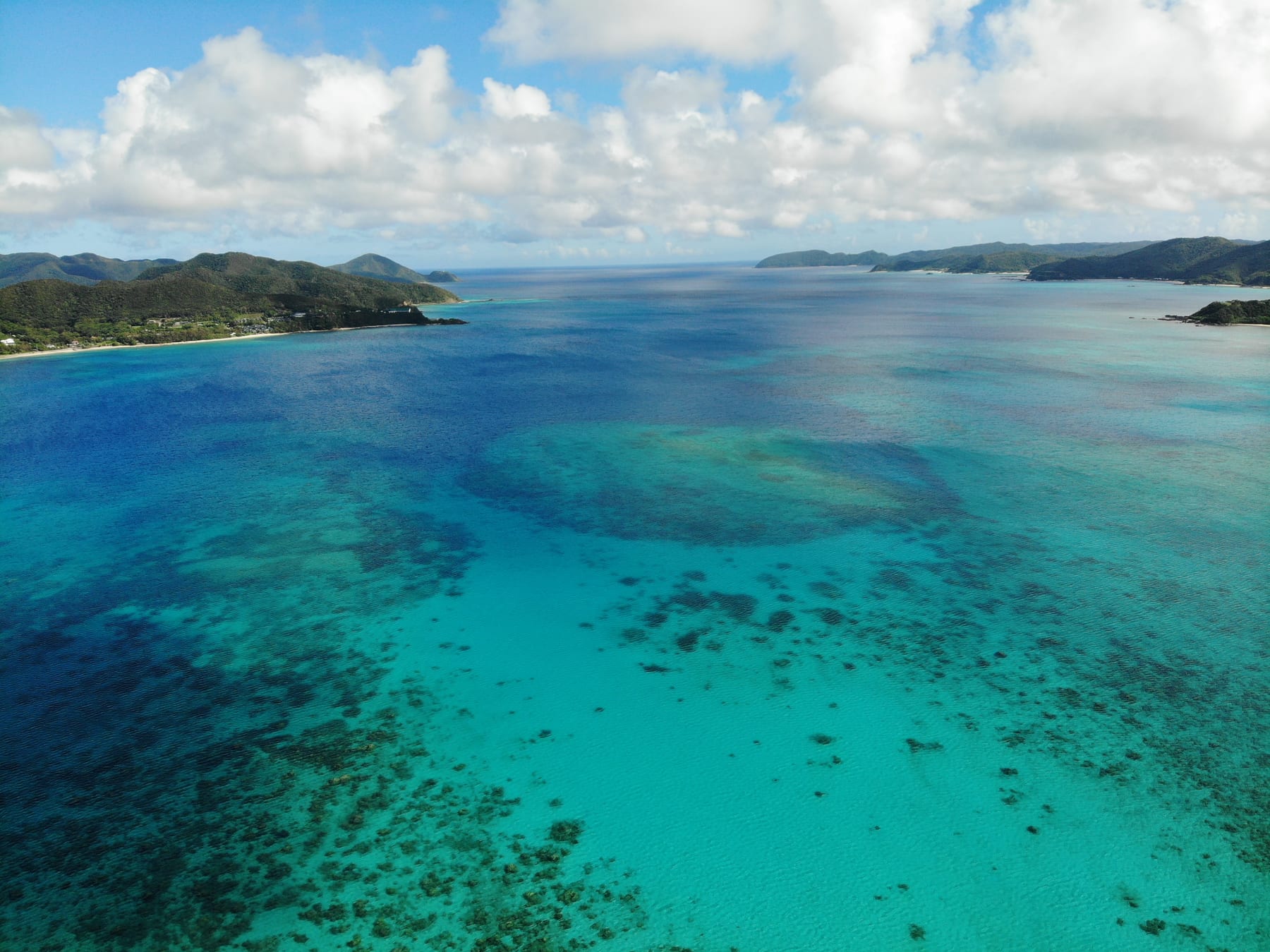 砂底まで透き通る奄美大島の碧い海
